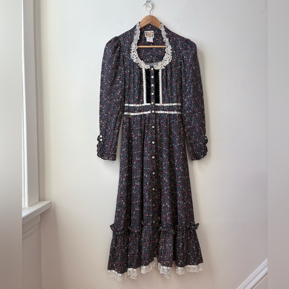 1970s Gunne Sax Floral Prairie Dress - Picture 5 of 11